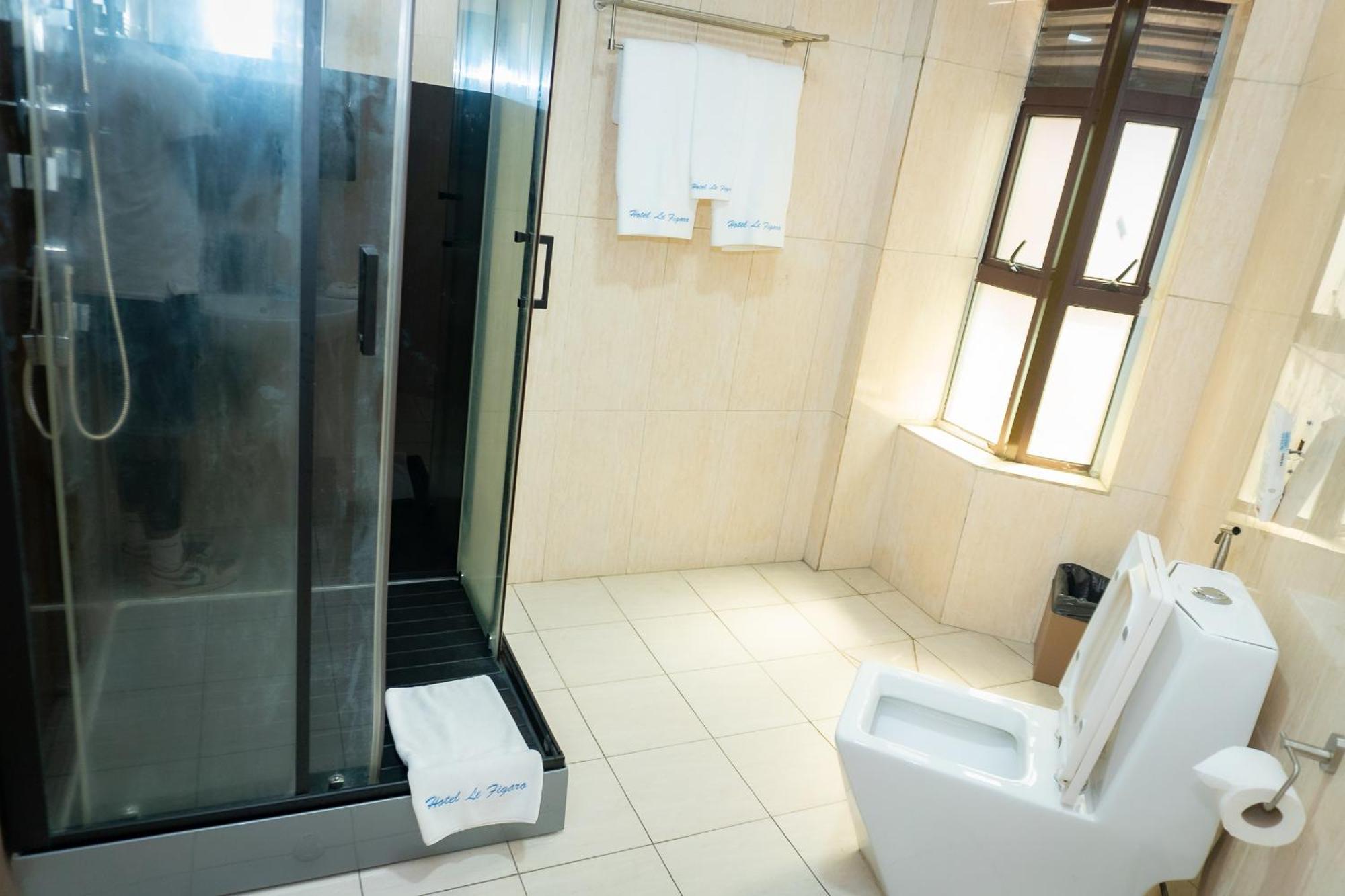 Hotel Le Figaro Douala Buitenkant foto