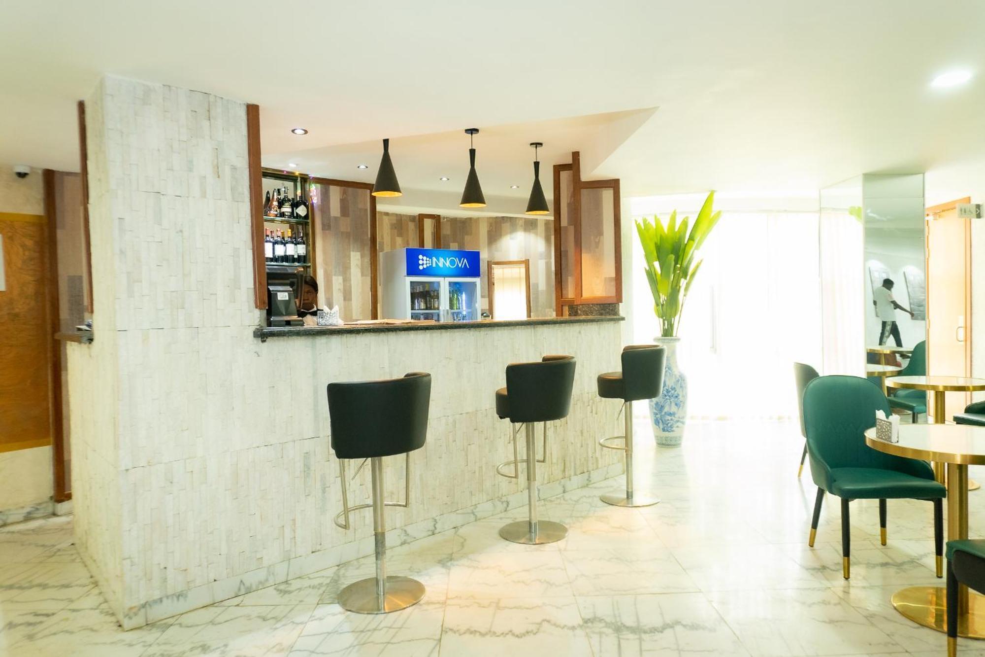 Hotel Le Figaro Douala Buitenkant foto