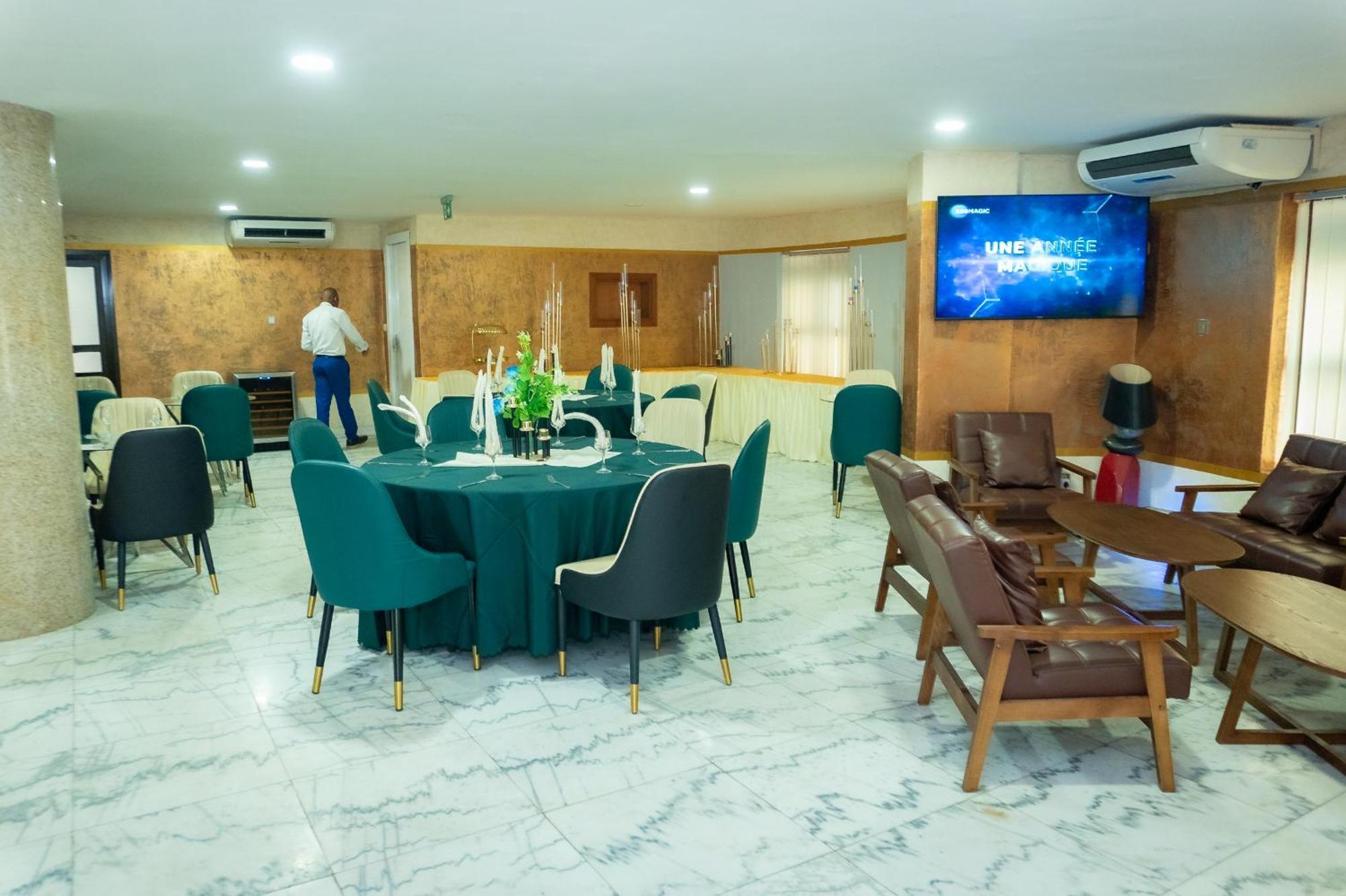 Hotel Le Figaro Douala Buitenkant foto