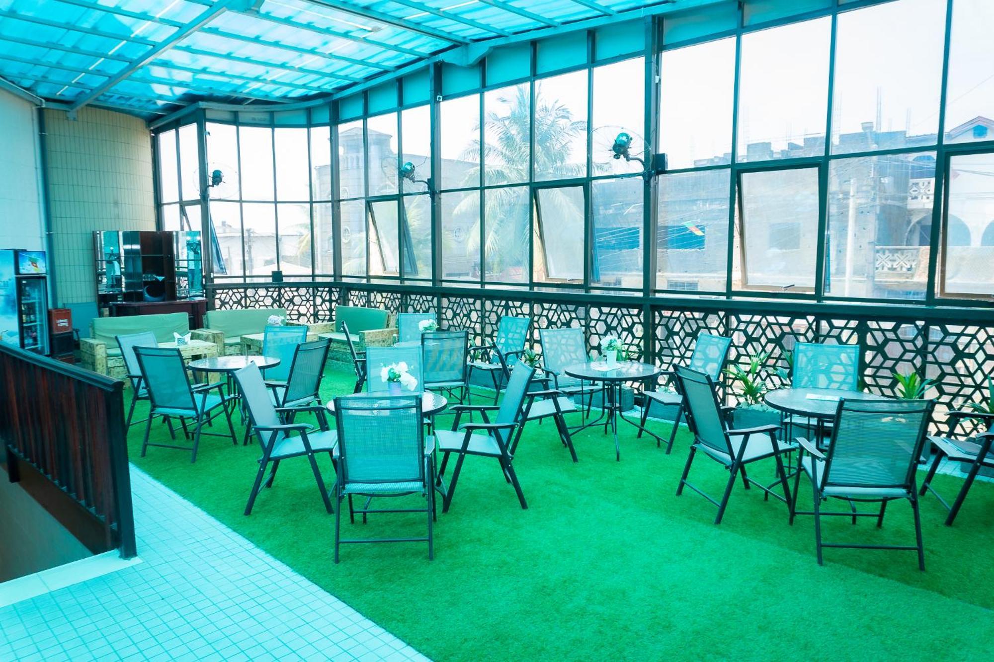 Hotel Le Figaro Douala Buitenkant foto
